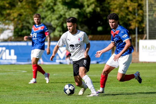 v li Leon Pomnitz SG Barockstadt, 8, Anas Alaoui VfR Mannheim, 24, tackle, game scene, duel, tackle, tackling, dynamic, action, 09 26 2026, Mannheim, Germany, soccer, Regionalliga Südwest, VfR Mannheim, SG Barockstadt, Fulda, Lehnerz xozx