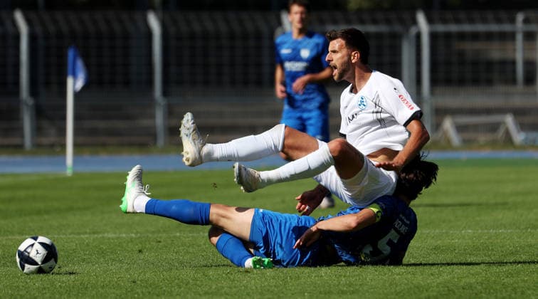 September 26, 2026, Germany, Heilbronn: SGV Heilbronn Freiberg vs. SV Stuttgarter Kickers, Paul Polauke, Freiberg; Dejan Bozic of the Kickers commits a foul from below