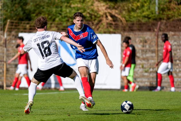 From left: Moritz Dittmann (SG Barockstadt), 18; Hans Juraj Hartmann (VfR Mannheim), 4; tackle, game scene, duel, tackle, tackling, dynamism, action, 26 09 2026, Mannheim, Germany, Soccer, Regionalliga Südwest, VfR Mannheim, SG Barockstadt, Fulda, Lehnerz xozx