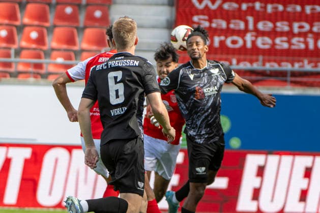 Regionalliga Northeast, Season 26–27: Hallescher FC vs. BFC Preussen Berlin 1894 e.V., Halle, Germany, September 26, 2026. Pictured from left: Osman Atilgan (Halle) and Charmaine Häusl (Berlin) in a header duel at the Halle Saale Leuna Chemie Stadium in Saxony-Anhalt, Germany