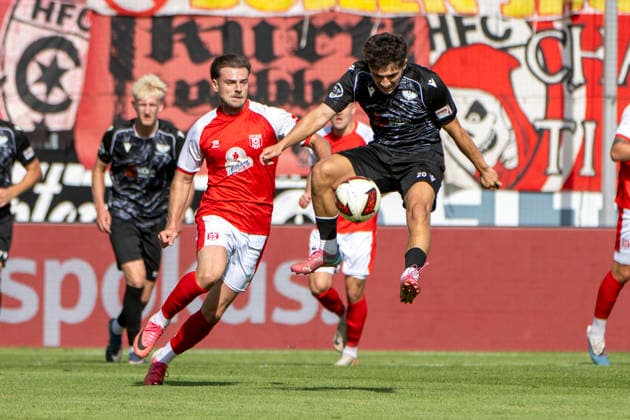 Regionalliga Northeast, Season 26–27: Hallescher FC vs. BFC Preussen Berlin 1894 e.V., Halle, Germany, September 26, 2026. Pictured (from left) in a tackle: Max Kulke (Halle) and Joscha Wosz (Berlin). Halle-Saale-Leuna Chemie Stadium, Saxony-Anhalt, Germany