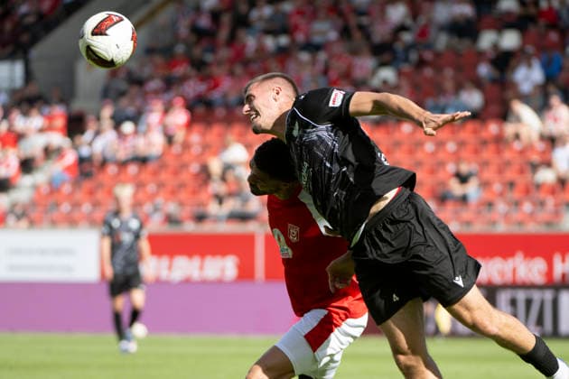 Regionalliga Northeast, Season 26-27: Hallescher FC vs. BFC Preussen Berlin 1894 e.V., Halle, Germany, September 26, 2026. Pictured: Nino Lessel (Berlin) heading the ball during a header duel at the Halle Saale Leuna Chemie Stadium, Saxony-Anhalt, Germany