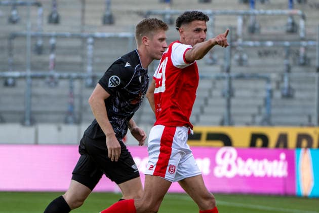 Regionalliga Nordost Season 26-27 Hallescher FC vs. BFC Preussen Berlin 1894 e.V. Halle, Germany September 26, 2026 Pictured from left: Lucas Vierling (Berlin) and Soufian Benyamina (Halle) gesturing, gesture, gesticulating, Halle, Saale-Leuna, Chemie Stadium, Saxony-Anhalt, Germany