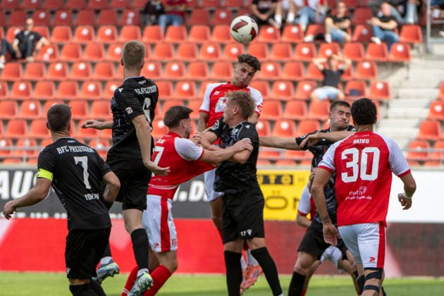 Regionalliga Northeast Season 26-27 Hallescher FC vs. BFC Preussen Berlin 1894 e.V. Halle, Germany September 26, 2026 Pictured from left: Philip Fontein (Berlin), Lucas Vierling (Berlin), Max Kulke (Halle), and Luis Inderwisch (Berlin). Halle-Saale Leuna Chemie Stadium, Saxony-Anhalt, Germany