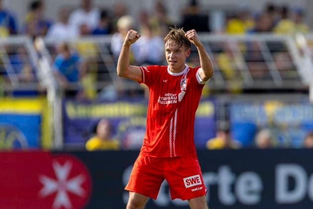 GER, Leipzig, Soccer, Northeast Regional League, Matchday 11, 1 FC Lokomotive Leipzig vs. FC Rot Weiß Erfurt (pictured, from left: Til, Linus Schwarz, FC Rot Weiß Erfurt 03), goal celebration, September 26, 2026, Bruno Plache Stadium, Leipzig. DFB regulations prohibit any use of photographs as image sequences and or quasi-video, Copyright: HMBxMedia PaulxFritz