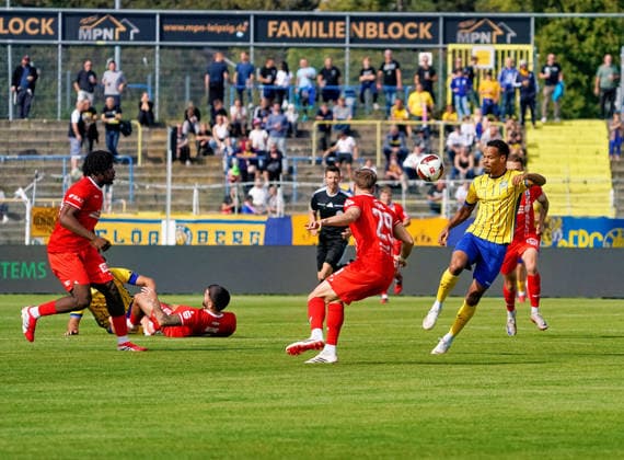 Ayodele Adetula, 1 FC Lokomotive Leipzig, No. 11, facing off against Laurenz Dehl, FC Rot Weiss Erfurt, 29 1 FC Lokomotive Leipzig vs. FC Rot Weiss Erfurt, Soccer, Northeast Regional League, Matchday 11, 2026–2027 Season, September 26, 2026: 1 FC Lokomotive Leipzig vs. FC Rot Weiss Erfurt, Soccer, Northeast Regional League, Matchday 11, 2026–2027 Season, September 26, 2026, Leipzig Copyright: xEibner-Pressefoto PiaxSchindlerx EP_PSR