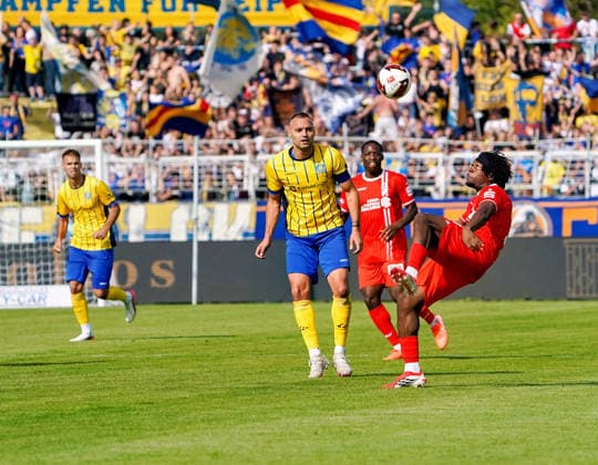 Ayooluwa Adesida (FC Rot Weiss Erfurt), 38, in a battle for the ball against Djamal Ziane (1 FC Lokomotive Leipzig), 13; 1 FC Lokomotive Leipzig vs. FC Rot Weiss Erfurt, soccer, Regionalliga Nordost, Matchday 11, 2026–2027 season, September 26, 2026, 1 FC Lokomotive Leipzig vs. FC Rot Weiss Erfurt, soccer, Northeast Regional League, Matchday 11, 2026–2027 season, September 26, 2026, Leipzig Copyright: xEibner-Pressefoto PiaxSchindlerx EP_PSR