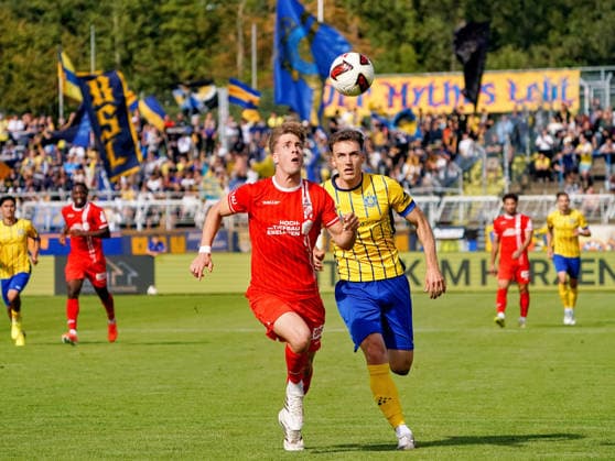 Laurenz Dehl (FC Rot Weiss Erfurt, 29) in a duel against Jonas Arcalean (1 FC Lokomotive Leipzig, 17) 1 FC Lokomotive Leipzig vs. FC Rot Weiss Erfurt, Soccer, Northeast Regional League, Matchday 11, 2026–2027 Season, September 26, 2026: 1 FC Lokomotive Leipzig vs. FC Rot Weiss Erfurt, Soccer, Northeast Regional League, Matchday 11, 2026–2027 Season, September 26, 2026, Leipzig Copyright: xEibner-Pressefoto PiaxSchindlerx EP_PSR