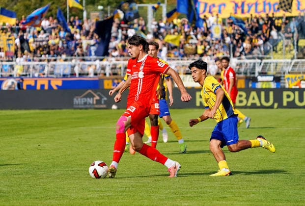 Dustin Forkel (FC Rot Weiss Erfurt), 17, in a duel against Eren Oeztuerk (1 FC Lokomotive Leipzig), 30; 1 FC Lokomotive Leipzig vs. FC Rot Weiss Erfurt, soccer, Northeast Regional League, Matchday 11, 2026–2027 season, September 26, 2026, 1 FC Lokomotive Leipzig vs. FC Rot Weiss Erfurt, soccer, Northeast Regional League, Matchday 11, 2026–2027 season, September 26, 2026, Leipzig Copyright: xEibner-Pressefoto PiaxSchindlerx EP_PSR
