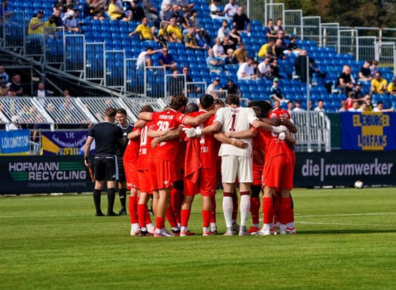 Rot Weiss Erfurt forms a team circle before kickoff. 1 FC Lokomotive Leipzig vs. FC Rot Weiss Erfurt, Soccer, Northeast Regional League, Matchday 11, 2026–2027 Season, September 26, 2026 1 FC Lokomotive Leipzig vs. FC Rot Weiss Erfurt, Soccer, Northeast Regional League, Matchday 11, 2026–2027 Season, September 26, 2026 Leipzig Copyright: xEibner-Pressefoto PiaxSchindlerx EP_PSR