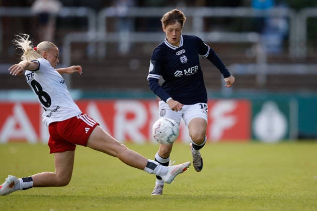 Soccer I Women s I 2026–2027 Season I DFB Cup I SV Meppen vs. Hamburger SV I September 26, 2026 Martens 18, Hamburger SV slides in to tackle Sarah Dittrich 19, SV Meppen, Meppen Hänsch Arena, Lower Saxony, Germany Copyright: xLobeca CedricxSiefkerx