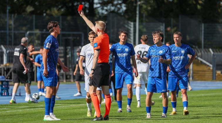 September 26, 2026, Germany, Heilbronn: SGV Heilbronn Freiberg vs. SV Stuttgarter Kickers; referee Christian Steib shows Paul Polauke (Freiberg, left) and Sebastian Müller (Kickers, second from left) a red card