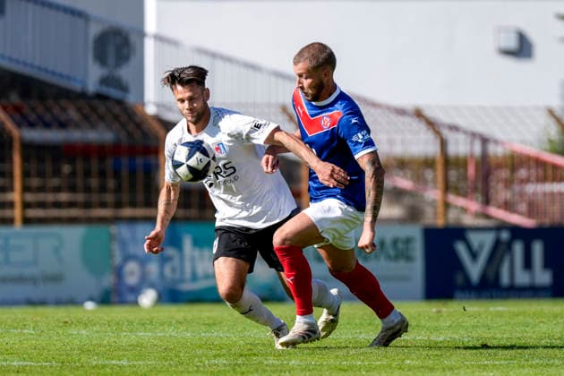 v li Leon Pomnitz SG Barockstadt, 8, Mart Ristl VfR Mannheim, 23, tackle, game scene, duel, tackle, tackling, dynamics, action, 09 26 2026, Mannheim, Germany, soccer, Regionalliga Südwest, VfR Mannheim, SG Barockstadt, Fulda, Lehnerz xozx
