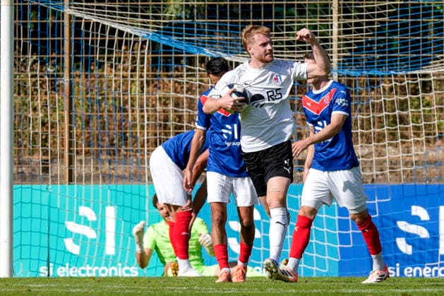 Goal scorer Milian Habermehl of SG Barockstadt, No. 4, celebrates the goal that makes the score 3–1, Celebration, cheering, goal celebration, goal scored, celebrate the goal, goal, celebration, celebrating the goal, joy, happiness, happy, optimistic, positive, game scene, highlight, still image, single photo, action, 26 09 2026, Mannheim, Germany, soccer, Regionalliga Südwest, VfR Mannheim, SG Barockstadt, Fulda, Lehnerz xozx