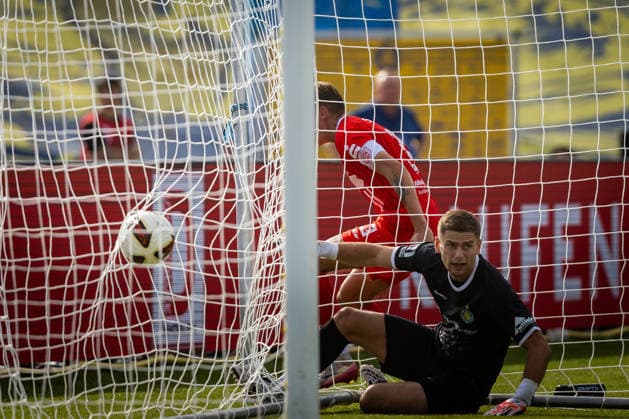 Leipzig, 260926, Soccer: Northeast Regional League—Lok Leipzig vs. FC Rot-Weiß Erfurt. Pictured: Til Linus Schwarz of Erfurt heads the ball past goalkeeper Jonas Wendlinger of Leipzig to tie the game at 1–1.