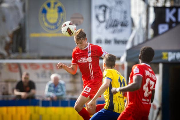 Leipzig, 09 26 2026, Soccer, Northeast Regional League: Lok Leipzig vs. FC Rot-Weiß Erfurt. Pictured: Til Linus Schwarz of Erfurt heads in the goal to tie the game at 1-1.