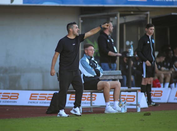 Soccer, Men s, Bavarian Regional League, 2026–2027 Season, SV Wacker Burghausen vs. TSV 1860 Munich, flatbuy Stadium on Liebigstraße; Alper Kayabunar, coach of TSV 1860 Munich, raises his left arm here on the sideline