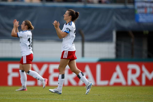 Soccer I Women s I 2026–2027 Season I DFB Cup I SV Meppen vs. Hamburger SV I September 26, 2026 Pauline Machtens, 28, Hamburger SV thanks the fans before the game and claps; close-up, portrait, individual photo, single image, body; Meppen Hänsch Arena, Lower Saxony, Germany Copyright: xLobeca CedricxSiefkerx
