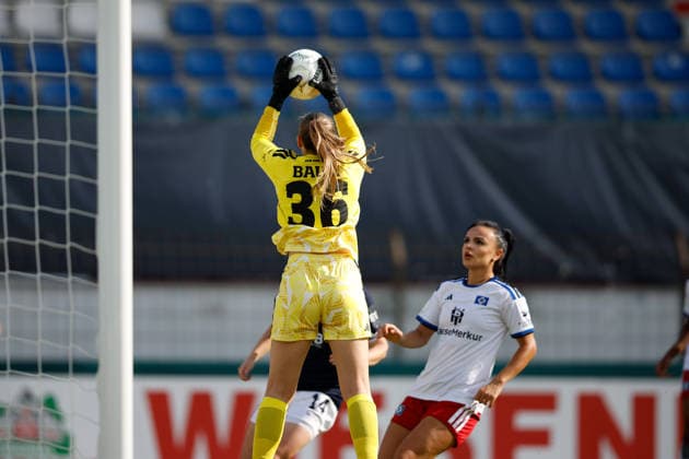 Soccer I Women s I 2026–2027 Season I DFB Cup I SV Meppen vs. Hamburger SV I September 26, 2026 Jule Baum 36, Hamburger SV catches the ball after a cross at Meppen s Hänsch Arena, Lower Saxony, Germany Copyright: xLobeca CedricxSiefkerx