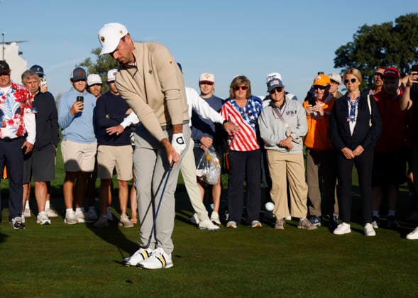 International team player Nick Taylor of Canada chips on the second hole during the third round of the 2026 President s Cup golf tournament at Medinah Country Club in Chicago, Illinois, on Saturday, September 26, 2026.  CHI20260926704 TANNENxMAURY