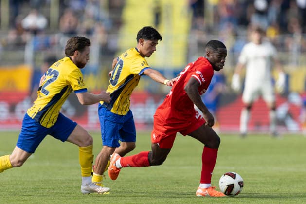 GER, Leipzig, Soccer, Northeast Regional League, Matchday 11, 1 FC Lokomotive Leipzig vs. FC Rot Weiß Erfurt (pictured, from left): Eren Oetztuerk (Lokomotive Leipzig 30), Benjika Caciel (FC Rot Weiß Erfurt 08), tackle on September 26, 2026, Bruno Plache Stadium, Leipzig. DFB regulations prohibit any use of photographs as image sequences and or quasi-video, Copyright: HMBxMedia PaulxFritz