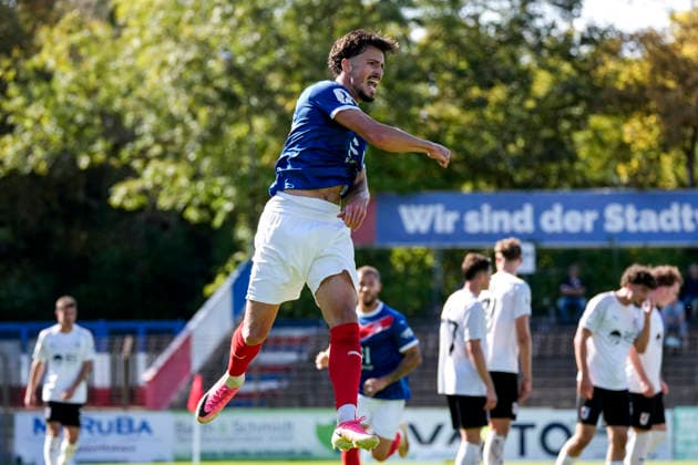 Goal scorer Flamur Berisha of VfR Mannheim, 20, a player for VfR Mannheim, celebrates the goal that made the score 4–1; celebration, celebrating, goal celebration, goal scored, celebrate the goal, goal, celebration, celebrating the goal, joy, happiness, happy, optimistic, positive, game action, highlight, close-up, full-body shot, single frame, single photo, action, 26 09 2026, Mannheim, Germany, soccer, Regionalliga Southwest, VfR Mannheim, SG Barockstadt, Fulda, Lehnerz xozx