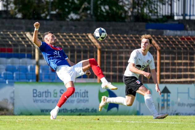 v li Mehdi Hetemaj VfR Mannheim, 34, Moritz Dittmann SG Barockstadt, 18, tackle, game scene, duel, tackle, tackling, dynamism, action, 09 26 2026, Mannheim, Germany, soccer, Regionalliga Südwest, VfR Mannheim, SG Barockstadt, Fulda, Lehnerz xozx