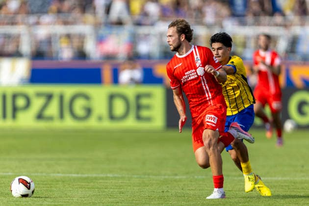 GER, Leipzig, Soccer, Northeast Regional League, Matchday 11, 1 FC Lokomotive Leipzig vs. FC Rot Weiß Erfurt (pictured, from left): Luca Kerkemeyer (FC Rot Weiß Erfurt, 28), Eren Oetztuerk (Lokomotive Leipzig, 30), tackle on September 26, 2026, Bruno Plache Stadium, Leipzig. DFB regulations prohibit any use of photographs as image sequences and or quasi-video, Copyright: HMBxMedia PaulxFritz