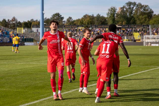 GER, Leipzig, Soccer, Northeast Regional League, Matchday 11, 1 FC Lokomotive Leipzig vs. FC Rot Weiß Erfurt (pictured, from left: Erfurt goal celebration, September 26, 2026), Bruno Plache Stadium, Leipzig. DFB regulations prohibit any use of photographs as image sequences and or quasi-video, Copyright: HMBxMedia PaulxFritz