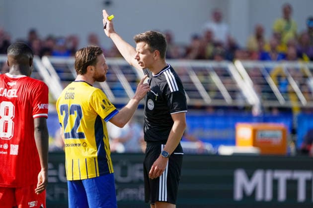 Dorian Cevis (1 FC Lokomotive Leipzig, 22) argues with referee Sirko Mueke during the match between 1 FC Lokomotive Leipzig and FC Rot Weiss Erfurt, soccer, Regionalliga Nordost, Matchday 11, 2026–2027 season, September 26, 2026, 1 FC Lokomotive Leipzig vs. FC Rot Weiss Erfurt, soccer, Northeast Regional League, Matchday 11, 2026–2027 season, September 26, 2026, Leipzig Copyright: xEibner-Pressefoto PiaxSchindlerx EP_PSR
