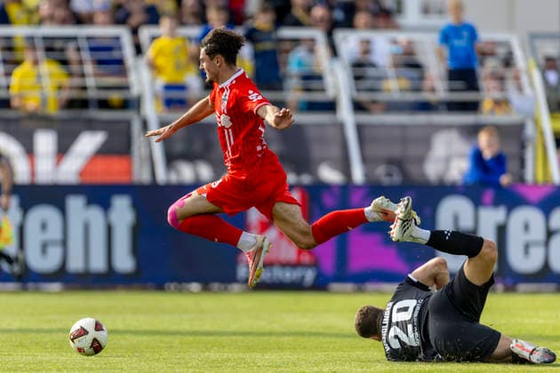 GER, Leipzig, Soccer, Northeast Regional League, Matchday 11, 1 FC Lokomotive Leipzig vs. FC Rot Weiß Erfurt: Pictured, from left, Dustin Forkel (FC Rot Weiß Erfurt, No. 17) goes down in the penalty area after a foul by Jonas Wendlinger (Lokomotive Leipzig, No. 20); penalty kick for Erfurt, September 26, 2026, Bruno Plache Stadium, Leipzig. DFB regulations prohibit any use of photographs as image sequences and or quasi-video, Copyright: HMBxMedia PaulxFritz