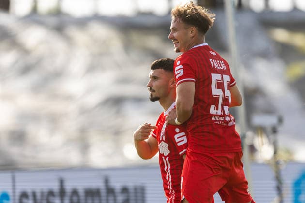 Leipzig, September 26, 2026, Soccer: Northeast Regional League—Lok Leipzig vs. FC Rot-Weiß Erfurt. Pictured: Stanislav Fehler and Falcao. Erfurt celebrates the goal that tied the game at 3–3.
