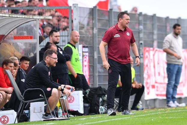 SF Broekhuysen Rot Weiss Essen ** FOR EDITORIAL USE ONLY ** EDITORIAL USE ONLY ** p Lower Rhine Soccer Cup, 2nd Round: SF Broekhuysen vs. Rot Weiss Essen on September 26, 2026, at the stadium on Römerstraße in Straelen. Uwe Koschinat, coach of Rot Weiss Essen. Germany, North Rhine-Westphalia, Straelen. Copyright ThorstenxTillmann Copyright: ThorstenxTillmann doc87rqhqd77xxbyxvonb7 ,EDITORIAL USE ONLY Copyright: ThorstenxTillmann