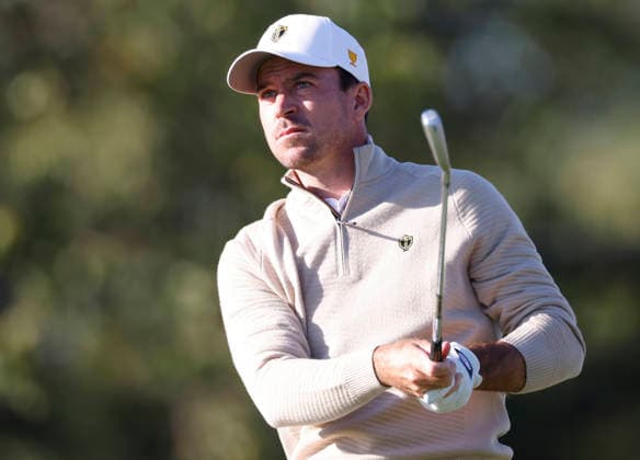 International team player Nick Taylor of Canada tees off on the fourth hole in a four-ball match during the third round of the 2026 President s Cup golf tournament at Medinah Country Club in Chicago, Illinois, on Saturday, September 26, 2026.  CHI20260926713 TANNENxMAURY