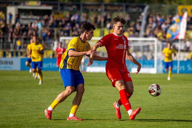 GER, Leipzig, Soccer, Northeast Regional League, Matchday 11, 1 FC Lokomotive Leipzig vs. FC Rot-Weiß Erfurt (pictured, from left): Pepe Boehm (Lokomotive Leipzig, No. 26), Benjamin Dreca (FC Rot-Weiß Erfurt, No. 14), tackle on September 26, 2026, Bruno Plache Stadium, Leipzig. DFB regulations prohibit any use of photographs as image sequences and or quasi-video, Copyright: HMBxMedia PaulxFritz