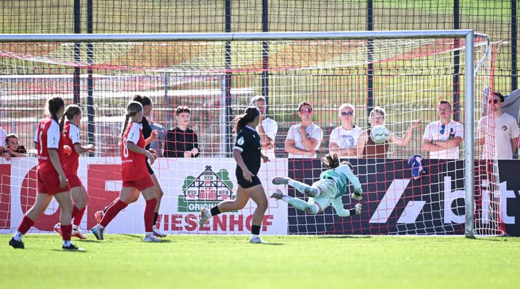 Soccer: DFB Women s Cup, First Round, 2026–2027 Season, September 26, 2026: SV Eutingen vs. FC Carl Zeiss Jena; Goal to make it 0–2; Goalkeeper Alina Berndsen of SV Eutingen was powerless to stop it