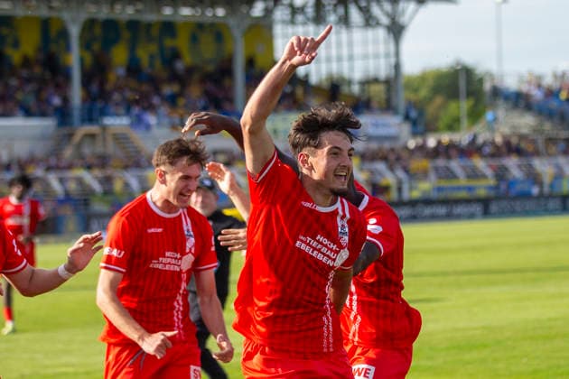 GER, Leipzig, Soccer, Northeast Regional League, Matchday 11, 1 FC Lokomotive Leipzig vs. FC Rot Weiß Erfurt (pictured, from left): Erfurt goal celebration, Dustin Forkel, FC Rot Weiß Erfurt 17, September 26, 2026, Bruno Plache Stadium, Leipzig. DFB regulations prohibit any use of photographs as image sequences and or quasi-video, Copyright: HMBxMedia PaulxFritz