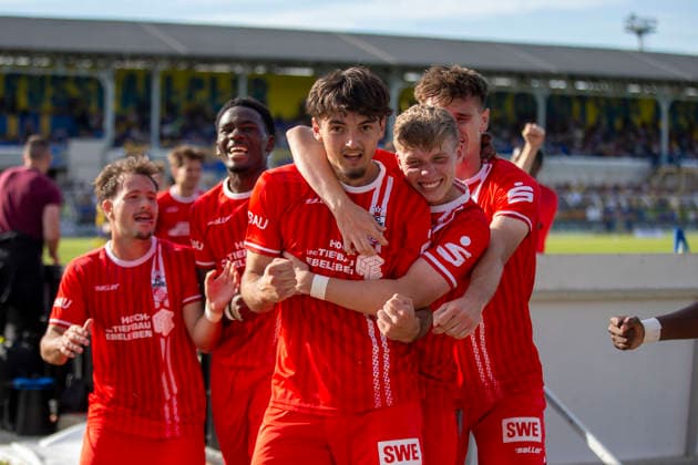GER, Leipzig, Soccer, Northeast Regional League, Matchday 11, 1 FC Lokomotive Leipzig vs. FC Rot Weiß Erfurt; pictured, from left: Dustin Forkel (FC Rot Weiß Erfurt, 17), celebrating a goal, September 26, 2026, Bruno Plache Stadium, Leipzig. DFB regulations prohibit any use of photographs as image sequences and or quasi-video, Copyright: HMBxMedia PaulxFritz