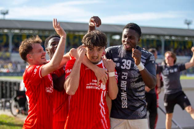 GER, Leipzig, Soccer, Northeast Regional League, Matchday 11, 1 FC Lokomotive Leipzig vs. FC Rot Weiß Erfurt (pictured, from left: Erfurt goal celebration, Dustin Forkel, FC Rot Weiß Erfurt 17, September 26, 2026), Bruno Plache Stadium, Leipzig. DFB regulations prohibit any use of photographs as image sequences and or quasi-video, Copyright: HMBxMedia PaulxFritz