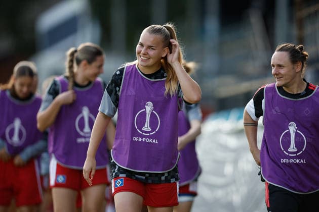 Soccer I Women s I 2026–2027 Season I DFB Cup I SV Meppen vs. Hamburger SV I September 26, 2026 Svea Stoldt 8, Hamburger SV smiles at the camera as she comes out to warm up Meppen Hänsch Arena Lower Saxony, Germany Copyright: xLobeca CedricxSiefkerx