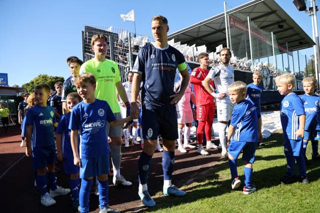 Soccer, Men s, Bavarian Regional League, 2026–2027 Season, SV Wacker Burghausen vs. TSV 1860 Munich, flatbuy Stadium on Liebigstraße. The teams are warming up: here, Paul Bachmann (TSV 1860 Munich) and Dennis Dressel (TSV 1860 Munich); on the right, Felix Bachschmid (SV Wacker Burghausen)