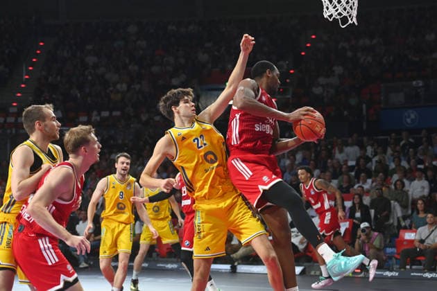 Austin WILEY (FCB), Action, Battle for the Ball Against Nevio BENNEFELD, Alba Berlin Basketball, BBL, 2026–2027 Season, FC Bayern Munich vs. Alba Berlin on September 26, 2026, BMW Park