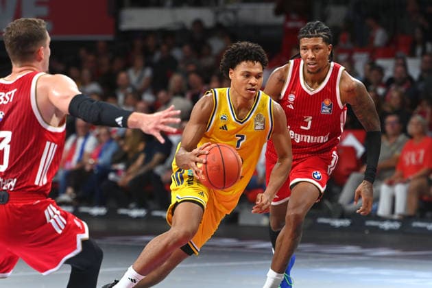 Jack KAYIL, Alba Berlin, in action, battling MarJon BEAUCHAMP of FCB, with Andreas OBST of FCB on the left; BBL basketball, 2026–2027 season, FC Bayern Munich vs. Alba Berlin on September 26, 2026, at BMW Park