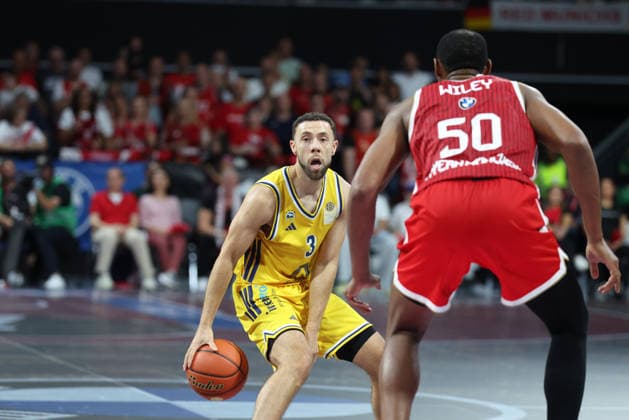 Jordan Ford, Alba Berlin, 03, with Austin Wiley, FC Bayern Basketball, 50, GER, FC Bayern Basketball vs. Alba Berlin, Basketball, easycredit Basketball Bundesliga, Matchday 23, 2026–2027 Season, September 26, 2026, GER, FC Bayern Basketball vs. Alba Berlin, Basketball, easycredit Basketball Bundesliga, Matchday 23, 2026–2027 Season, September 26, 2026, Munich Copyright: xEibner-Pressefoto JennixMaulx EP_JML