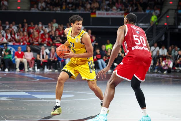 Brandon Angel, Alba Berlin, 21, with Austin Wiley, FC Bayern Basketball, 50, GER, FC Bayern Basketball vs. Alba Berlin, Basketball, easycredit Basketball Bundesliga, Matchday 23, 2026–2027 Season, September 26, 2026, GER, FC Bayern Basketball vs. Alba Berlin, Basketball, easycredit Basketball Bundesliga, Matchday 23, 2026–2027 season, September 26, 2026, Munich Copyright: xEibner-Pressefoto JennixMaulx EP_JML