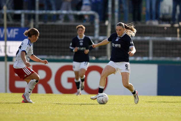 Soccer I Women s I 2026–2027 Season I DFB Cup I SV Meppen vs. Hamburger SV I September 26, 2026 Marleen Kropp 9, SV Meppen dribbles past Leila Peneau 15, Hamburger SV at Meppen Hänsch Arena, Lower Saxony, Germany Copyright: xLobeca CedricxSiefkerx