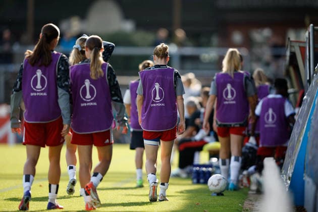 Soccer I Women s I 2026–2027 Season I DFB Cup I SV Meppen vs. Hamburger SV I September 26, 2026: After warming up, Hamburger SV players head back to the bench during the first half. DFB Cup, Meppen, Hänsch Arena, Lower Saxony, Germany Copyright: xLobeca CedricxSiefkerx