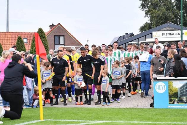 SF Broekhuysen Rot Weiss Essen ** FOR EDITORIAL USE ONLY ** EDITORIAL USE ONLY ** p Lower Rhine Soccer Cup, 2nd Round: SF Broekhuysen vs. Rot Weiss Essen on September 26, 2026, at the stadium on Römerstraße in Straelen. The teams shortly before the game. Germany, North Rhine-Westphalia, Straelen. Copyright ThorstenxTillmann Copyright: ThorstenxTillmann doc87rqsv7jq1kzjhisa6o ,EDITORIAL USE ONLY Copyright: ThorstenxTillmann