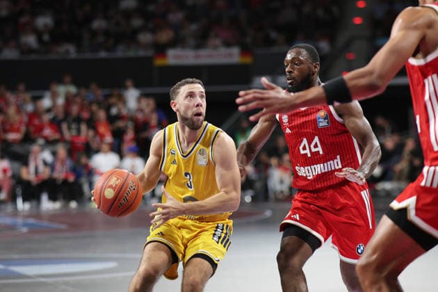 Jordan Ford, Alba Berlin, No. 3, with Kamar Baldwin, FC Bayern Basketball, No. 44, GER, FC Bayern Basketball vs. Alba Berlin, Basketball, easycredit Basketball Bundesliga, Matchday 23, 2026–2027 Season, September 26, 2026, GER, FC Bayern Basketball vs. Alba Berlin, Basketball, easycredit Basketball Bundesliga, Matchday 23, 2026–2027 Season, September 26, 2026, Munich Copyright: xEibner-Pressefoto JennixMaulx EP_JML