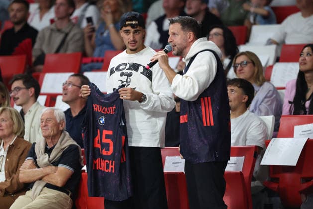 Aleksandar Pavlovic of FC Bayern Munich, age 45, holding a basketball jersey alongside arena announcer Thomas Killian, GER, FC Bayern Basketball vs. Alba Berlin, basketball, easycredit Basketball Bundesliga, Matchday 23, 2026–2027 season, September 26, 2026, GER, FC Bayern Basketball vs. Alba Berlin, basketball, easycredit Basketball Bundesliga, Matchday 23, 2026–2027 season, September 26, 2026, Munich Copyright: xEibner-Pressefoto JennixMaulx EP_JML